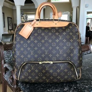 Gorgeous Louis Vuitton Unisex Monogram Evasion MM Travel Bag